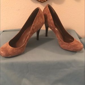 Jessica Simpson Brown/Tan Round Toe Pumps